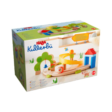 Gezeigt wird ein verpacktes HABA Kullerbü-Spielset. Die Verpackung zeigt eine illustrierte Holzmurmelbahn mit Bäumen, eine spiralförmige Rampe, ein kleines Haus und ein rotes Dach. Das Set ist für die Altersgruppe 2-8 Jahre geeignet.