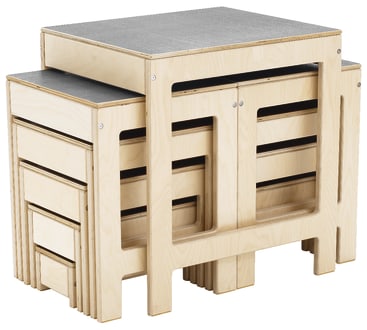 Ein Set aus stapelbaren Holzmöbeln, bestehend aus zwei Tischen und vier Hockern, die ordentlich ineinander geschoben werden können. Die Stücke haben eine natürliche Holzoberfläche mit klaren, modernen Linien und rechteckigen Ausschnitten für Griffe.