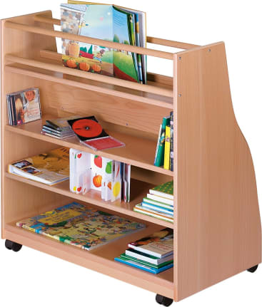 Ein rollendes Bücherregal aus Holz bietet Platz für Kinderbücher, CDs und Zeitschriften auf drei Fächern und einem oberen Regal. Das Bücherregal hat eine helle Holzoberfläche und steht auf vier kleinen Rädern.