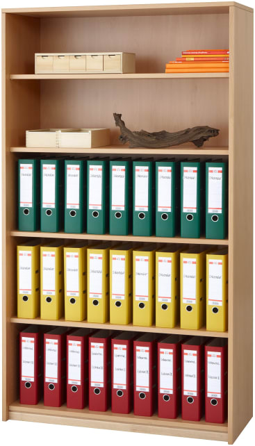Ein hölzernes Bücherregal mit fünf Fächern, in denen sich Aktenkisten, gestapelte orangefarbene Bücher, ein hölzernes Dekorationsobjekt und mehrere Reihen von grünen, gelben und roten Ringbüchern befinden.