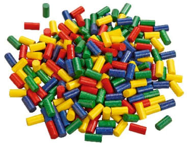 Ein Stapel kleiner zylindrischer Holzstäbchen in den Farben Rot, Gelb, Grün und Blau, die auf einer weißen Fläche verstreut sind.