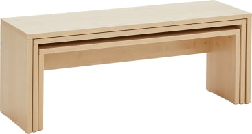 Ein helles Tischset aus Holz mit zwei kleineren Tischen, die unter dem größten Tisch verstaut werden können. Das Design ist einfach und rechteckig mit klaren Linien.