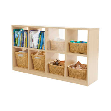 Ein Aufbewahrungsregal aus hellem Holz mit acht offenen Fächern, vier davon mit Weidenkörben, die mit verschiedenen Gegenständen gefüllt sind, die anderen mit Büchern und weiteren Körben mit kleinen Gegenständen.