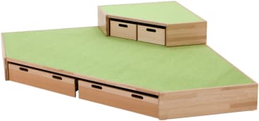 Ein Holzpodest mit grünem Teppichboden, mit einer höheren Etage auf der Rückseite und mehreren Schubladen unter beiden Ebenen.