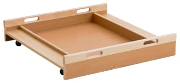 Ein rechteckiges Holztablett mit kurzen Seiten, drei ausgeschnittenen Griffen und schwarzen Rädern an der Unterseite. Das Tablett hat eine helle Holzoberfläche und ein einfaches, funktionelles Design.