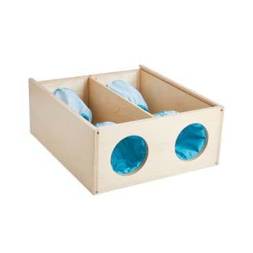 Eine leichte Holzkiste mit zwei kreisförmigen Öffnungen auf einer Seite, die jeweils einen blauen Stofftunnel enthalten, der in separate Fächer im Inneren der Kiste führt.