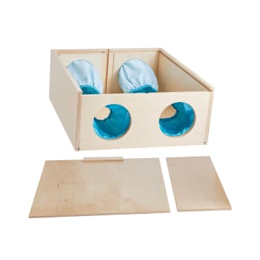 Ein hölzerner Sinneskasten mit zwei blauen Stoffhüllen im Inneren, zwei kreisförmigen Öffnungen an der Vorderseite und zwei abnehmbaren Holzplatten an der Vorderseite des Kastens.