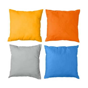 Vier quadratische Kissen in einem Raster auf weißem Hintergrund angeordnet. Die obere Reihe besteht aus gelben und orangefarbenen Kissen, die untere Reihe aus grauen und blauen Kissen.