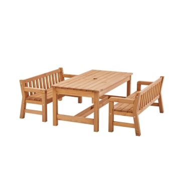 Ein Holzmöbel-Set für den Außenbereich mit einem rechteckigen Tisch und zwei passenden Bänken mit Lattenrost und Armlehnen, alles aus hellem Holz.