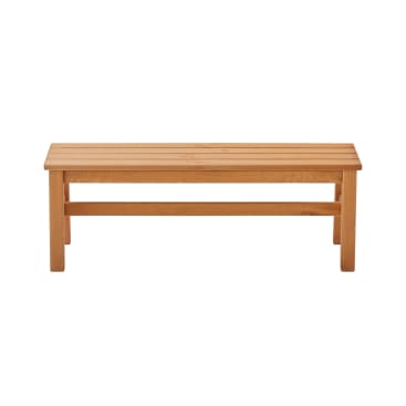 Eine rechteckige Holzbank mit vier Beinen und einer Sitzfläche mit Lattenrost, dargestellt vor einem schlichten weißen Hintergrund.