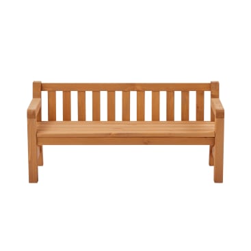 Eine Holzbank mit Lattenrost für Rückenlehne und Sitzfläche, massiven Armlehnen und stabilen Vierkantbeinen, abgebildet auf weißem Hintergrund.