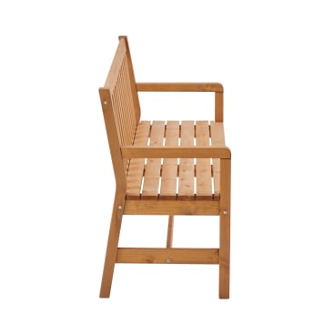 Eine Holzbank mit vertikaler Lattenrückenlehne, horizontaler Sitzfläche, Armlehnen und einer Querstange als Stütze, von der Seite vor weißem Hintergrund dargestellt.