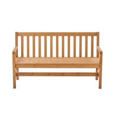 Eine Holzbank mit gelatteter Rückenlehne und Sitzfläche, geraden Armlehnen und vier stabilen Beinen. Die Bank ist vor einem schlichten weißen Hintergrund fotografiert.