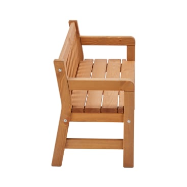 Seitenansicht einer Holzbank mit gelatteter Sitzfläche und Rückenlehne, Armlehnen und sichtbaren Schrauben an den Gelenken. Die Bank ist hellbraun und hat ein einfaches, robustes Design.