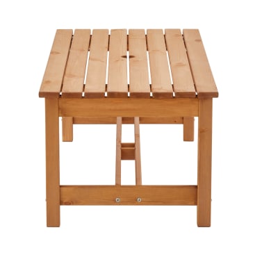 Ein Lattentisch aus Holz mit einer natürlichen Oberfläche, von vorne gesehen. Der Tisch hat rechteckige Beine und ein Loch in der Mitte der Tischplatte, möglicherweise für einen Regenschirm. Das Design ist einfach und funktional.