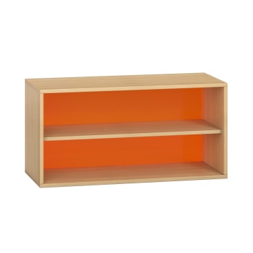 Ein rechteckiges Bücherregal aus Holz mit einer orangefarbenen Rückwand und einem Fachboden, wodurch sich zwei Ablagefächer ergeben. Das Bücherregal hat ein einfaches, modernes Design und eine helle Holzoberfläche.