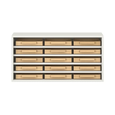 Ein weißer Schrank mit zwölf gleichmäßig verteilten Holzschubladen, die jeweils mit einem zentralen Griff versehen sind. Die Schubladen sind in drei Viererreihen angeordnet. Der Schrank steht vor einem schlichten weißen Hintergrund.