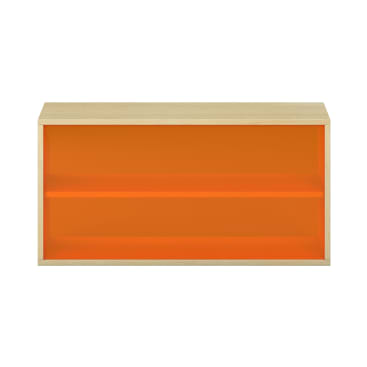 Ein rechteckiges Bücherregal mit einer Außenseite aus hellem Holz und einer Innenseite in leuchtendem Orange, das mit einem Fachboden zwei offene Fächer bildet.