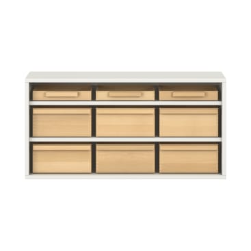 Ein weißes Regal mit neun Fächern, die jeweils eine rechteckige Aufbewahrungsbox aus hellem Holz mit einem Griff enthalten. In der obersten Reihe befinden sich drei kleinere Kästen, in den beiden unteren Reihen jeweils drei größere Kästen.