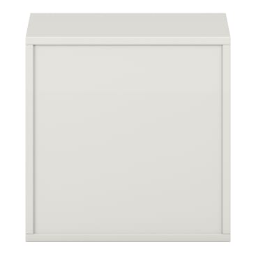 Eine schlichte, weiße, quadratische Aufbewahrungsbox mit geschlossener Vorderseite auf weißem Hintergrund. Die Box hat ein einfaches, minimalistisches Design mit klaren Linien und ohne sichtbare Griffe oder Verzierungen.