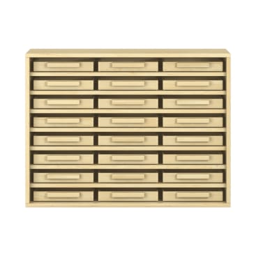 Ein Schrank aus hellem Holz mit fünf Reihen und sechs Spalten rechteckiger Schubladen, jede mit einem horizontalen Griff versehen. Der Schrank ist vor einem schlichten weißen Hintergrund fotografiert.