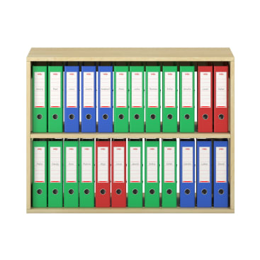 Ein Holzregal mit zwei Reihen ordentlich geordneter Ringbücher in den Farben Grün, Blau und Rot, jedes mit einem weißen Etikett auf dem Rücken.