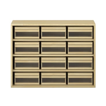 Ein Schrank aus hellem Holz mit fünfzehn rechteckigen Schubladen, die in drei Fünferreihen angeordnet sind. Jede Schublade hat eine durchsichtige Frontplatte. Der Schrank ist vor einem schlichten weißen Hintergrund aufgestellt.