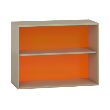 Ein rechteckiges beiges Bücherregal mit einem verstellbaren Fachboden und einer orangefarbenen Rückwand, fotografiert vor einem weißen Hintergrund.