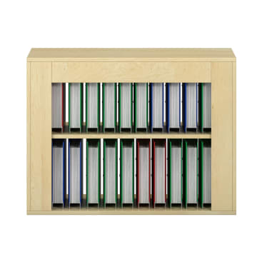 Ein Holzregal mit zwei Reihen mit mehreren vertikalen Schlitzen, die jeweils aufrecht stehende Ordner in verschiedenen Farben, darunter grün, blau, weiß und rot, auf weißem Hintergrund aufnehmen.