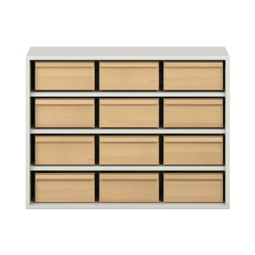 Ein weißes Regal mit drei Reihen und vier Spalten von rechteckigen Schubladen aus hellem Holz, jede mit einem horizontalen Griff, fotografiert vor einem weißen Hintergrund.