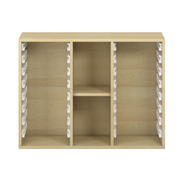 Ein Holzregal mit drei vertikalen Abschnitten, von denen jeder auf beiden Seiten Reihen von weißen Kunststoffschienen enthält, und einem einzigen horizontalen Regal in der Mitte des Abschnitts. Es sind keine Schubladen eingebaut.