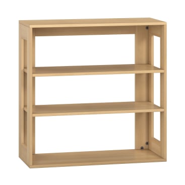 Bücherregal aus hellem Holz mit drei Einlegeböden und offener Rückwand. Die Einlegeböden sind gleichmäßig verteilt und die Kanten sind quadratisch. Das Regal ist leer und steht vor einem schlichten weißen Hintergrund.