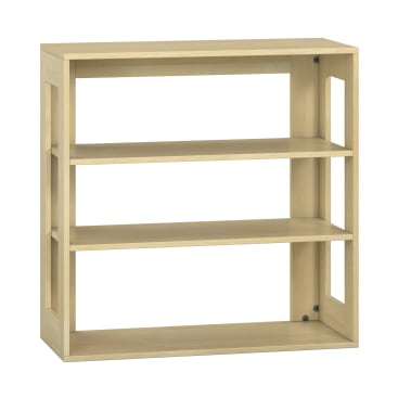 Ein Bücherregal aus hellem Holz mit drei Regalen, offener Rückwand und Seitenwänden, vor einem schlichten weißen Hintergrund.