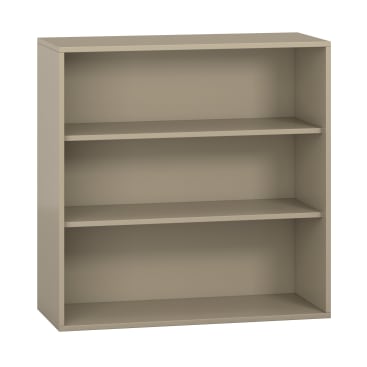 Ein schlichtes, hellbraunes Bücherregal mit drei Regalen, offener Front und verstellbaren Einlegeböden, das auf einer flachen Oberfläche vor einem weißen Hintergrund steht.