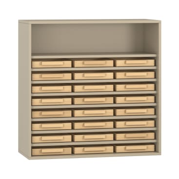 Ein beigefarbener Schrank mit 24 kleinen Schubladen aus hellem Holz, die in vier Reihen angeordnet sind, und einem offenen Regal an der Oberseite. Der Schrank hat ein einfaches, rechteckiges Design.
