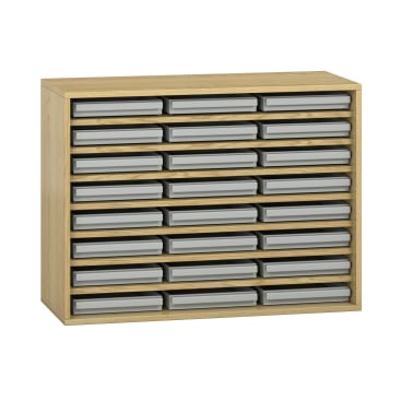 Ein Holzschrank mit fünf Reihen und sechs Spalten von grauen rechteckigen Schubladen, insgesamt dreißig Schubladen, jede mit einem Griff, vor einem weißen Hintergrund.