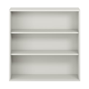 Ein weißes Bücherregal mit drei Regalbrettern und einem einfachen, modernen Design. Das Regal ist leer und wurde vor einem schlichten weißen Hintergrund fotografiert.