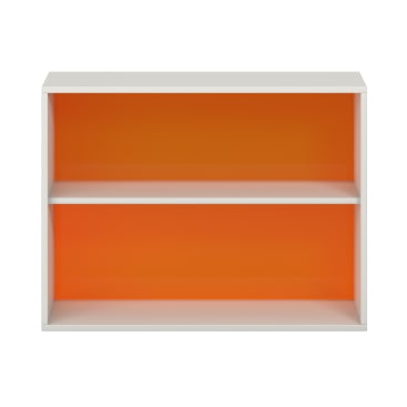 Ein rechteckiges, weißes Bücherregal mit zwei Regalbrettern und einer orangefarbenen Rückwand, von vorne gesehen vor einem schlichten weißen Hintergrund.