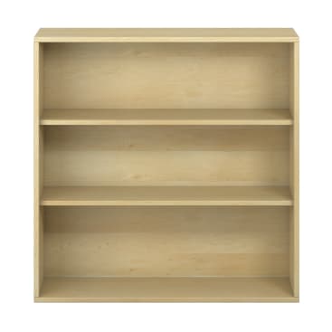 Ein schlichtes Bücherregal aus hellem Holz mit drei Einlegeböden und ohne Inhalt, von vorne gesehen vor einem weißen Hintergrund.