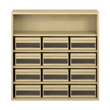 Ein Schrank aus hellem Holz mit einem offenen Regal auf der Oberseite und drei Reihen von fünf transparenten Kunststoffschubladen, insgesamt fünfzehn Schubladen, die unter dem Regal angeordnet sind.