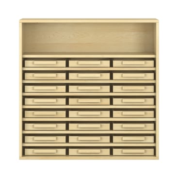 Ein Schrank aus hellem Holz mit einem offenen Regal oben und zwanzig kleinen rechteckigen Schubladen, die in fünf Reihen darunter angeordnet sind. In jeder Schublade ist ein Griff eingelassen. Der Hintergrund ist einfarbig weiß.