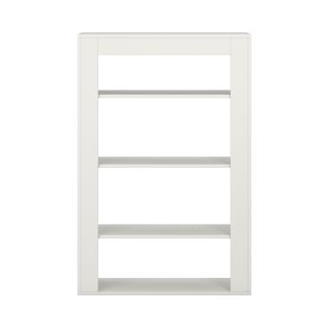 Ein schlichtes, weißes Bücherregal mit vier Fächern ist vor einem weißen Hintergrund abgebildet. Das Bücherregal ist leer und hat eine einfache, rechteckige Form.