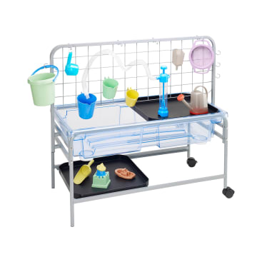 Eine Aktivitätsstation mit Metallrahmen, Tabletts und Gitterrückwand, die Plastikeimer, Schaufeln, Trichter, ein Wasserrad und Behälter in verschiedenen Farben enthält und für das Wasser- und Sandspiel der Kinder bestimmt ist.