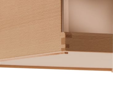 Nahaufnahme einer hölzernen Schubladenecke mit Schwalbenschwanzverbindung, wobei die ineinandergreifenden Holzteile hervorgehoben werden, die eine starke, präzise Verbindung bilden. Das Holz hat eine leichte natürliche Oberfläche.