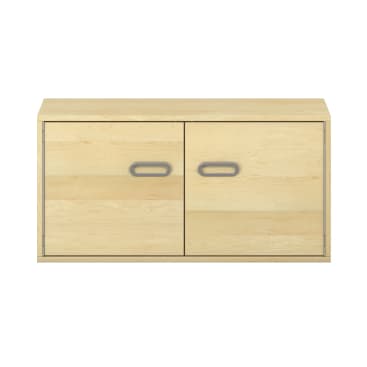 Ein Schrank aus hellem Holz mit zwei Türen und rechteckigen Metallgriffen, fotografiert vor einem weißen Hintergrund.