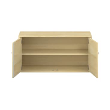 Ein Schrank aus hellem Holz mit zwei offenen Türen, die einen leeren Innenraum mit einem einzigen Regal zeigen, das den Raum in zwei Bereiche teilt. Der Schrank ist vor einem schlichten weißen Hintergrund aufgestellt.