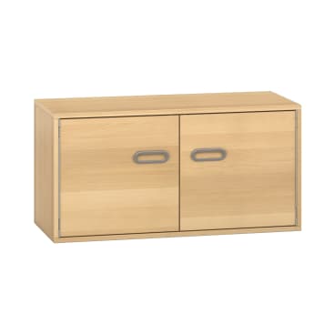 Ein rechteckiger Schrank aus hellem Holz mit zwei nebeneinander angeordneten Türen, die jeweils einen horizontalen, ovalen Griffausschnitt aufweisen. Der Schrank hat ein einfaches, minimalistisches Design.