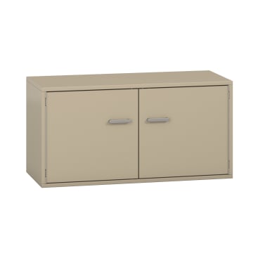 Beigefarbener Metallschrank mit zwei Türen, die jeweils mit einem horizontalen silbernen Griff versehen sind. Der Schrank hat ein einfaches, rechteckiges Design und steht auf einer ebenen Fläche.