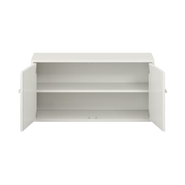 Ein weißer rechteckiger Schrank mit zwei offenen Türen, die ein einzelnes Regal und leeren Stauraum im Inneren offenbaren. Der Schrank hat ein einfaches, modernes Design und ist vor einem schlichten weißen Hintergrund fotografiert.