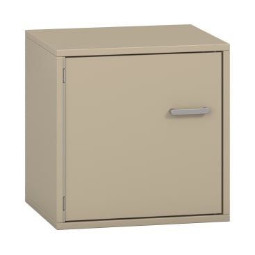Ein beiger Metallschrank mit einer Tür und einem horizontalen silbernen Griff, abgebildet auf weißem Hintergrund.